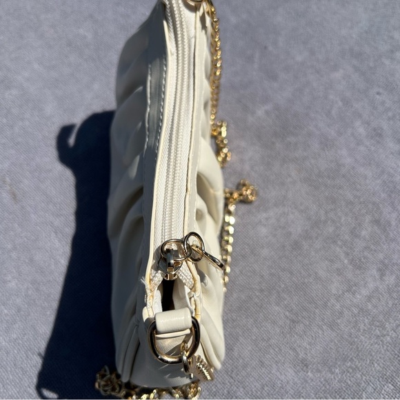 Elegant off white/Cream Shoulder Bag with beautiful gold accents - Picture 7 of 7